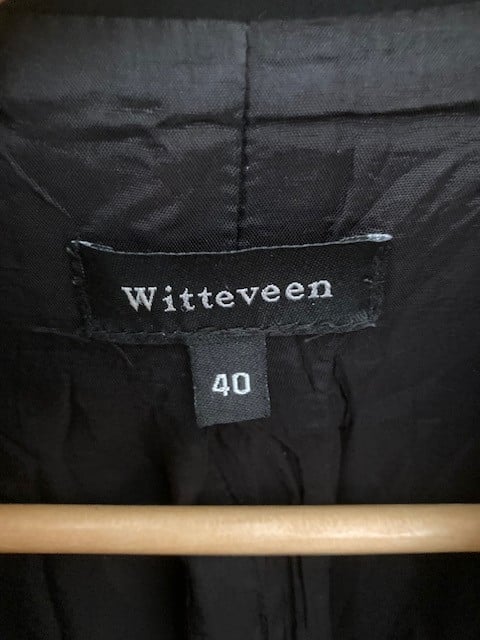 Kort zwart gevoerd damesjasje