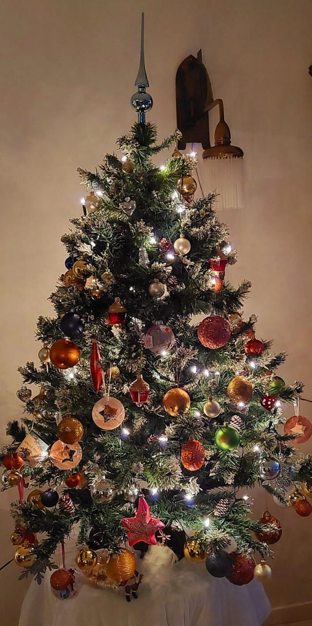 Kunstkerstboom met ballen en decoratie volle boom zonder verlichting