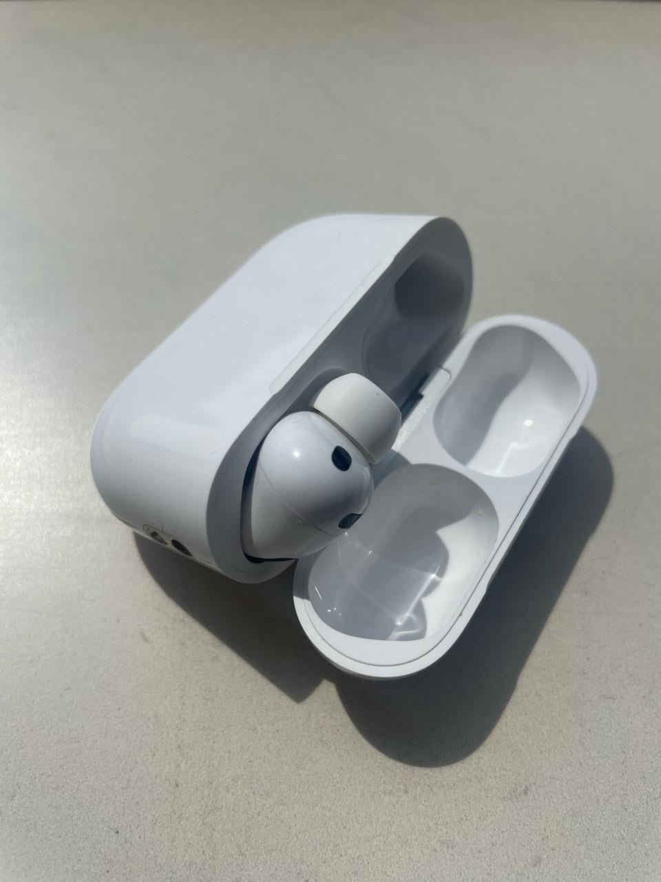 Airpods Pro 3 case en rechter oortje