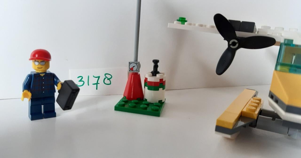 Lego City 3178: watervliegtuig met minifiguur.