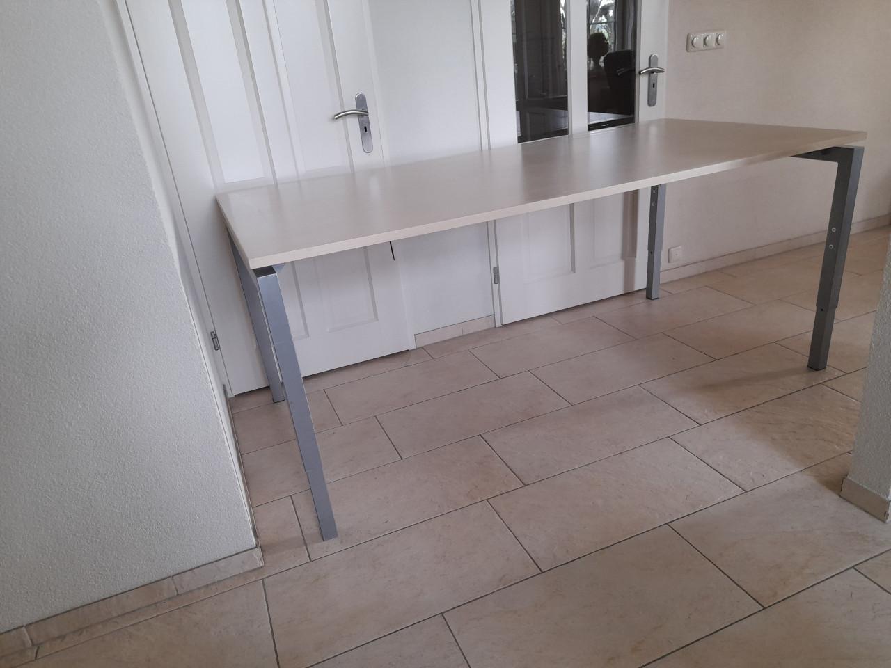 Bureau 100 x 200 (in hoogte verstelbaar van  62/82 cm) in goede staat!