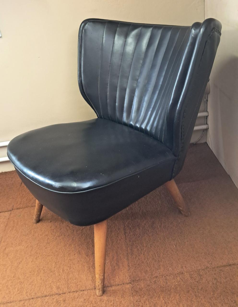Vintage mid centery jaren 50 club-cocktail stoeltje skai met houten pootjes
