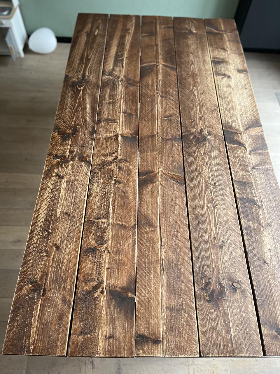 Eettafel met industriële X-poten