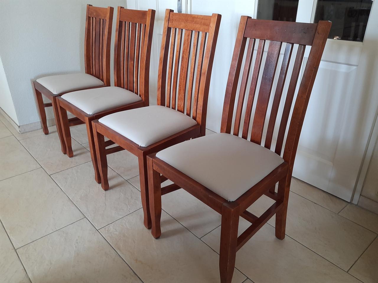 4 Mooie stevige stoelen (in goede nette staat)