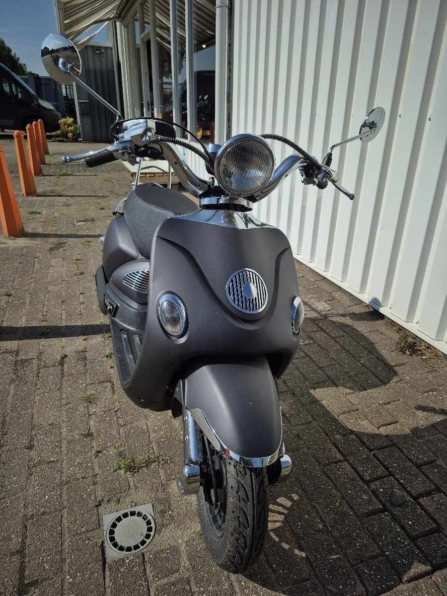 BTC retro Scooter uit 2019 , nieuwstaat!