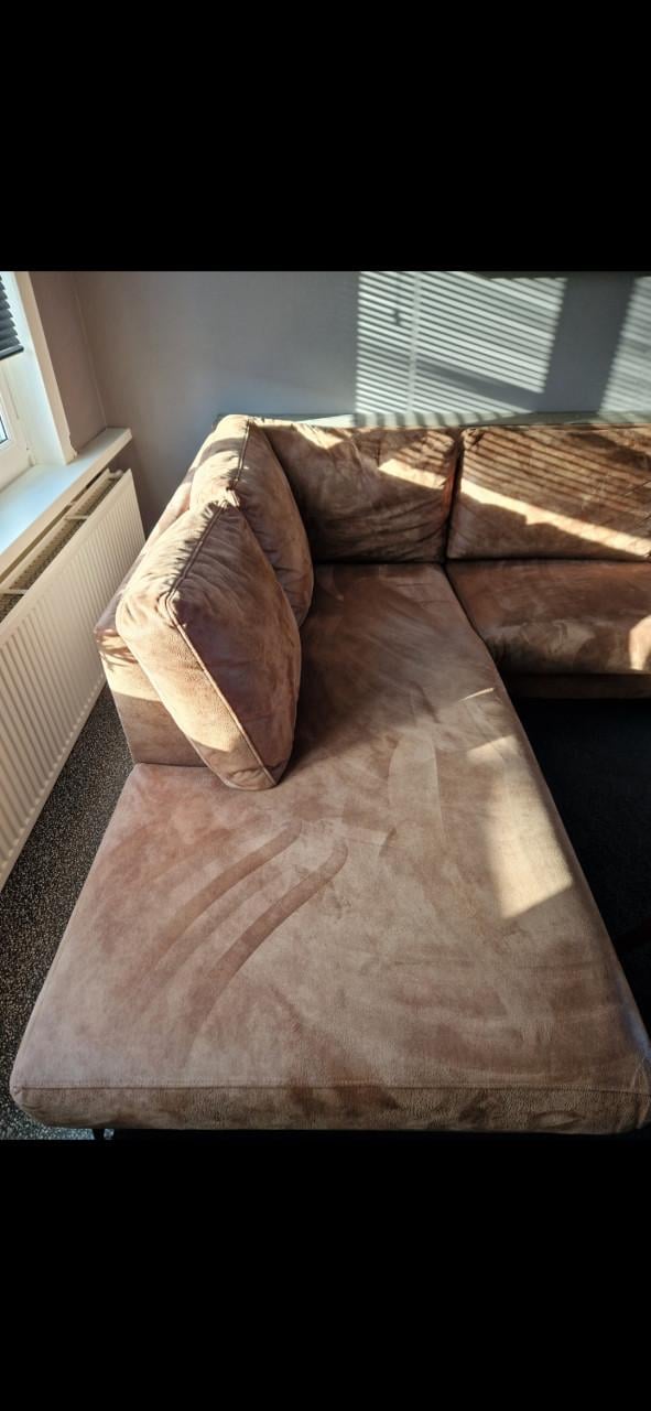 Bank Pronto + houten tafel achter de bank