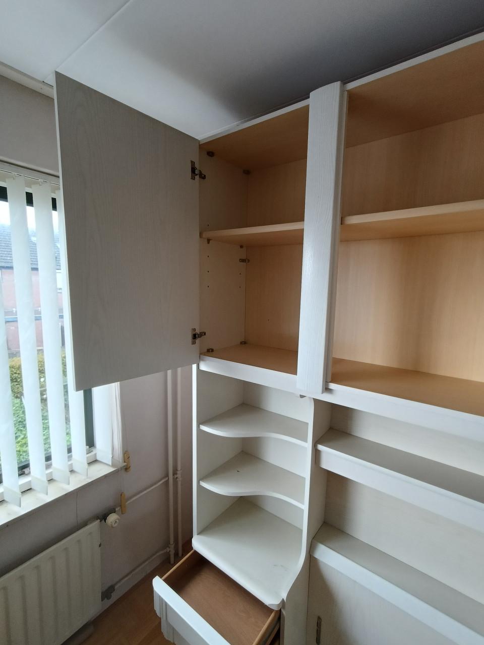 Bedachterwand met kasjes, zonder bed