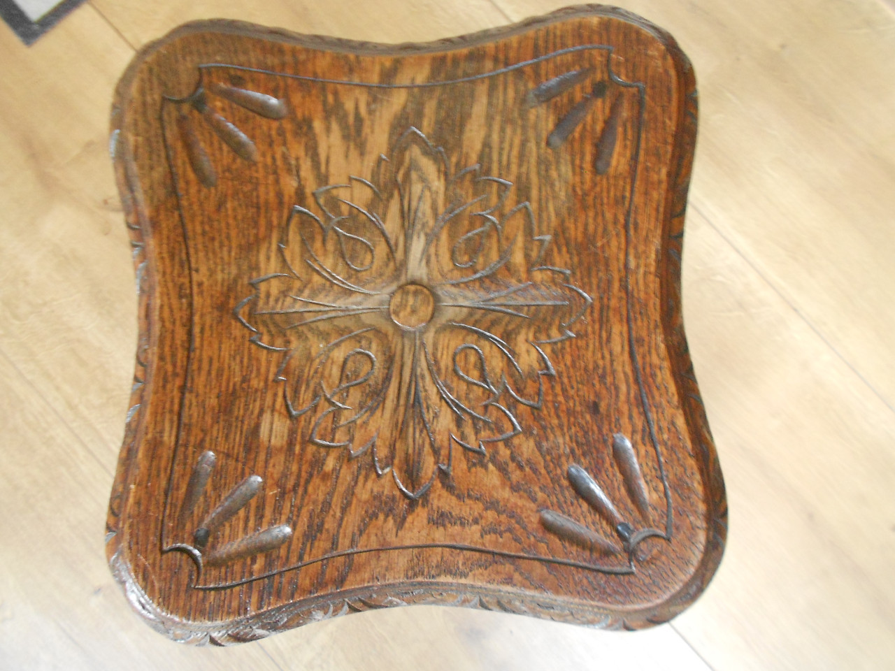 Antiek engels krukje , plantentafel