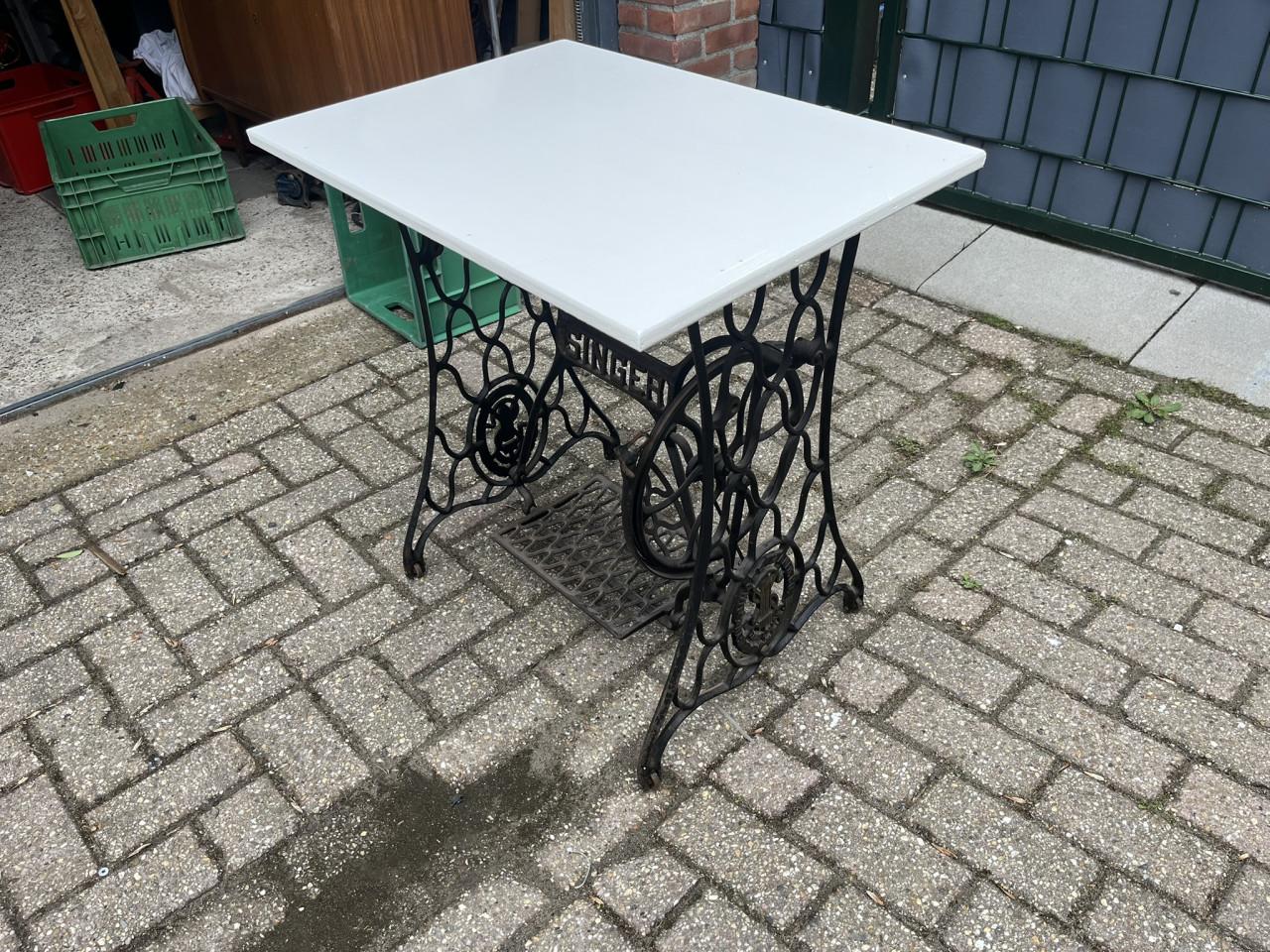 Tafeltje m Gietijzeren frame Singer naaimachine