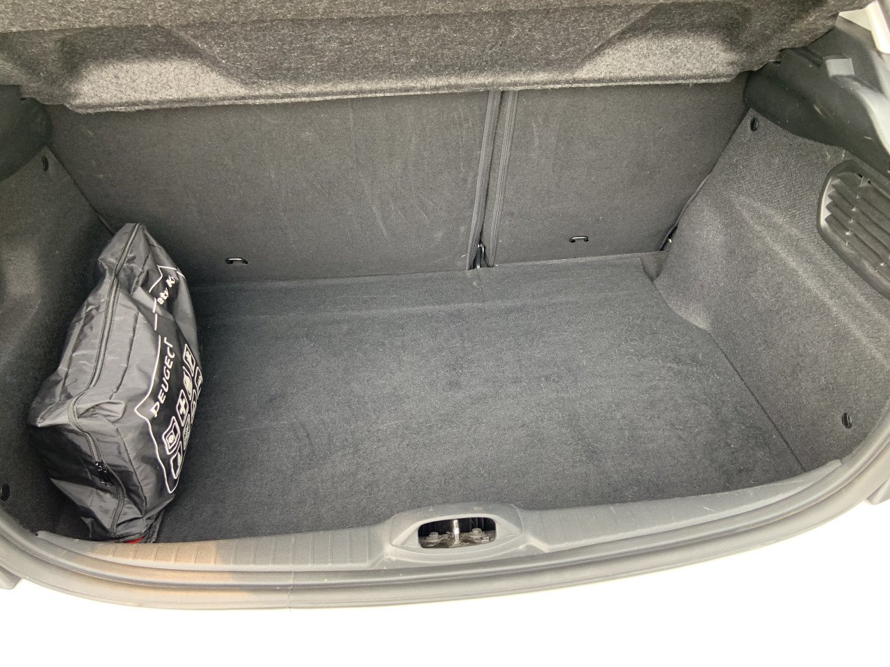 Peugeot 208  GERESERVEERD!!