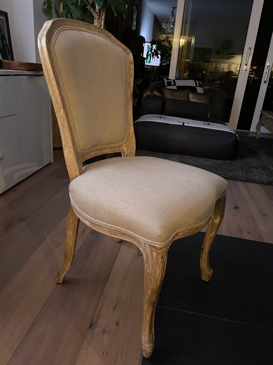Twee dezelfde stoelen, nieuw, prijs is totaal