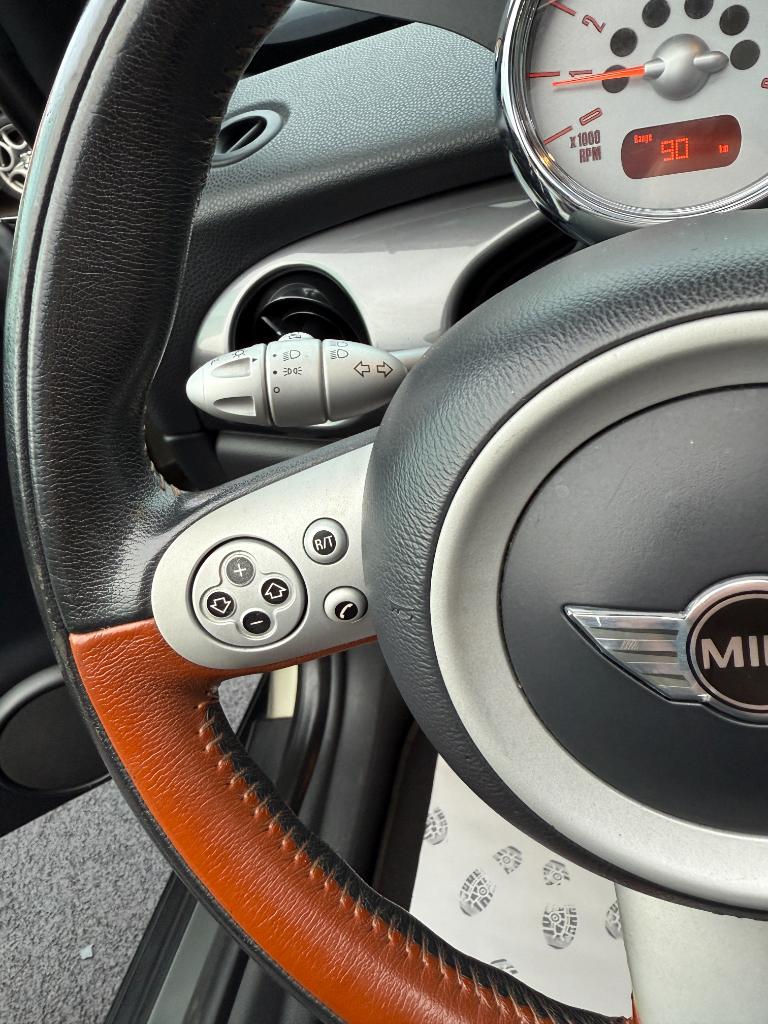 Mini Cooper Cabrio 1.6 - sidewalk