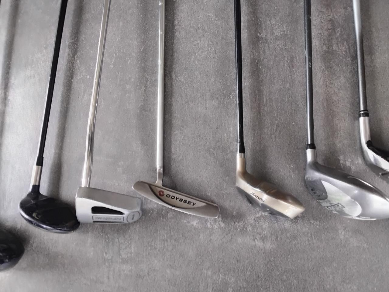 19 div Golfclubs met Golftas Bennington + toebehoren