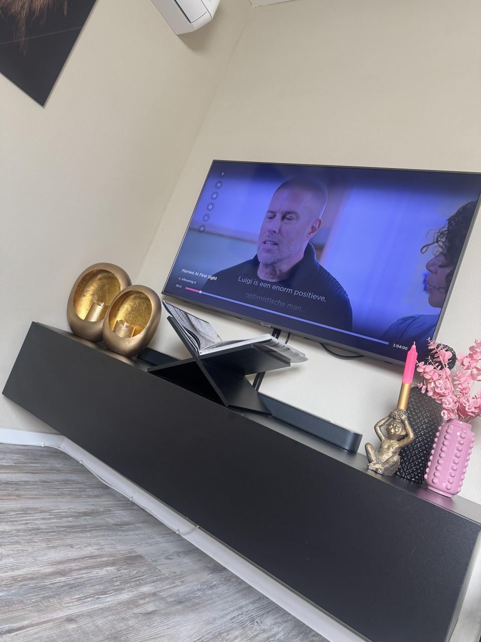 TLC 43 inch TV met muurbeugel en tv meubel 1.60m