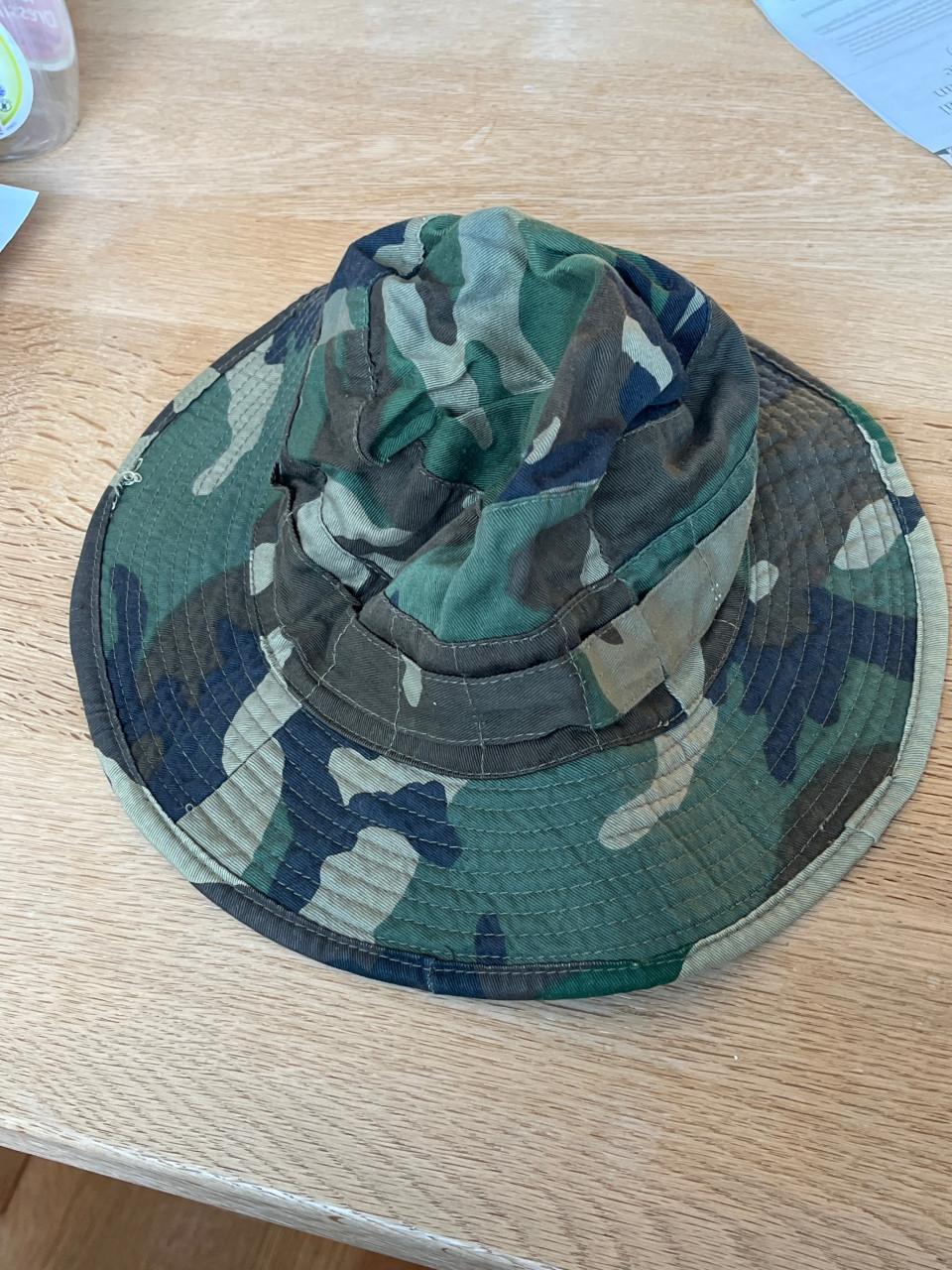 Hoed in camouflagekleuren
