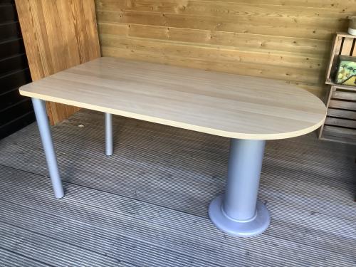 Keukentafel metalen onderstel met blank beuken blad. Afmeting: 150x80cm 75h