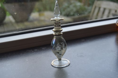 Glazen parfumflesje vrij fragiel, mooi beschilderd.