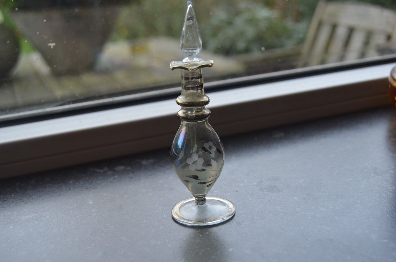 Glazen parfumflesje vrij fragiel, mooi beschilderd.