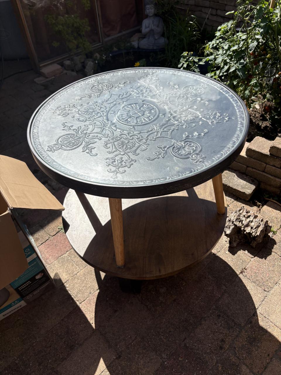 Gratis 2 salontafels en fauteuil