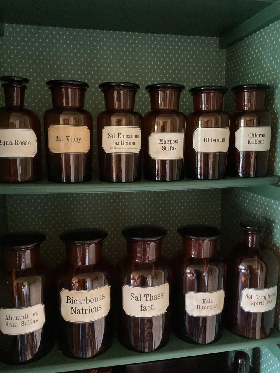 Partij oude apothekersflessen .  23 st.