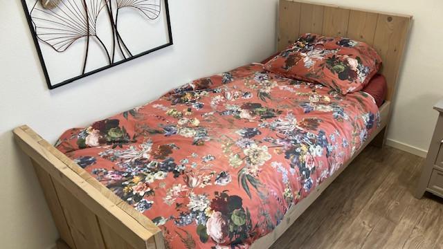 Bed eenpersoonsbed hout