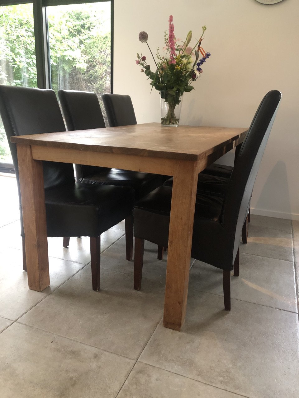 Houten tafel met zes stoelen