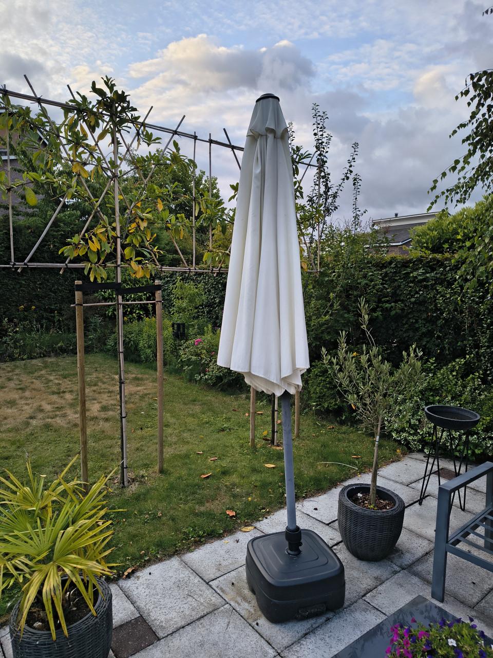 Parasol met voet
