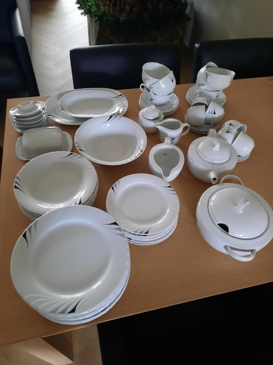 Compleet servies en een BK pannenset