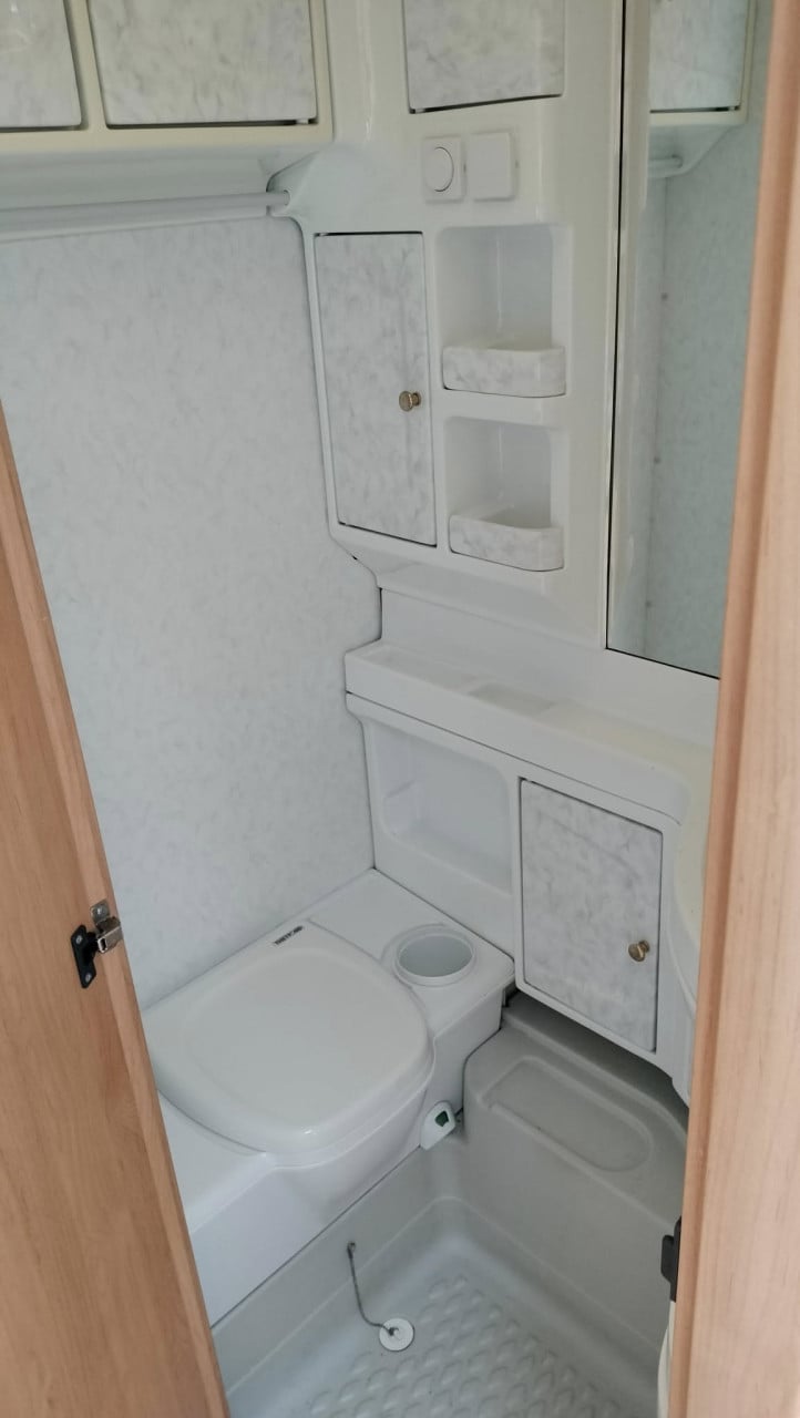 Hobby 540 UL (2000) met voortent en luifel ENKELE BEDDEN
