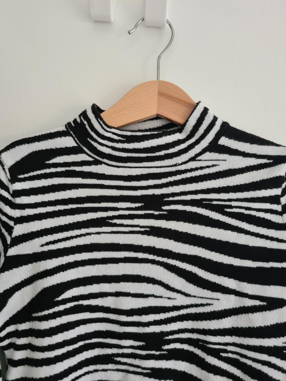 Leuk zwart-wit truitje van D-Zine met een trendy zebraprint. Mt 146-152