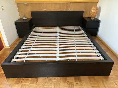 Bed: Ikea; type Malm + 2 nachtkastjes + 2 lattenbodems + 2 matrasbeschermer
