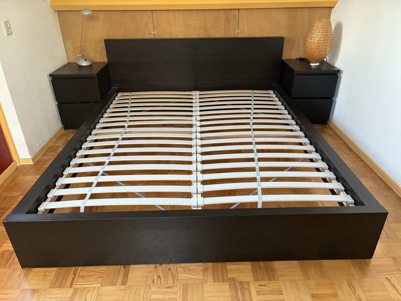 Bed: Ikea; type Malm + 2 nachtkastjes + 2 lattenbodems + 2 matrasbeschermer