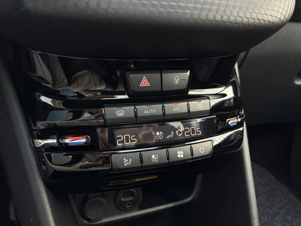 Peugeot 2008 allure 1.2-111pk/panoramadak/trekhaak