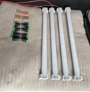 4 led tubes van 30 cm.
