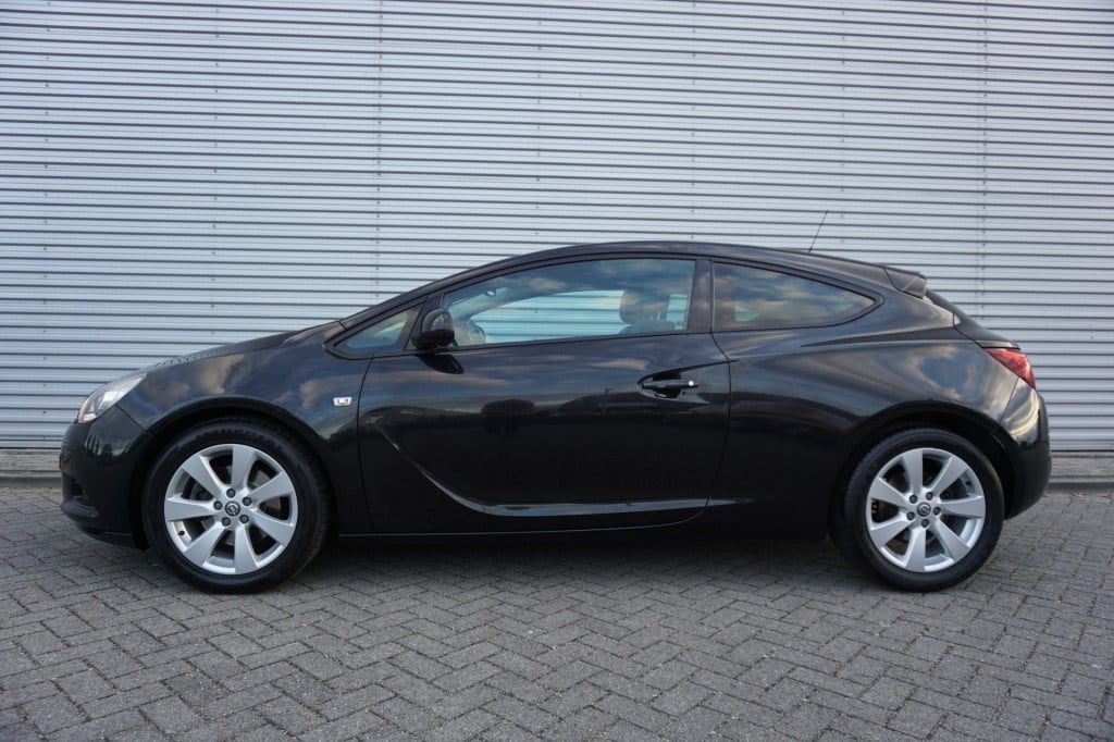 Opel Astra gtc 1.4 turbo sport airco / cruise / parkeers. / lm velgen / tre