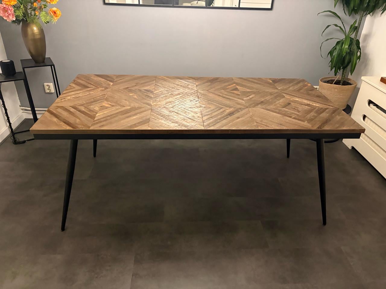 Mooie design eettafel van massief hout met uniek ruitmotief