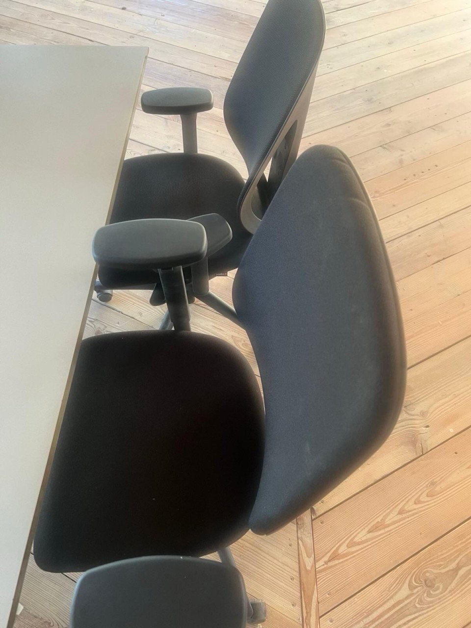 Partij bureaustoelen (Giroflex) en bureaus (Ahrend)