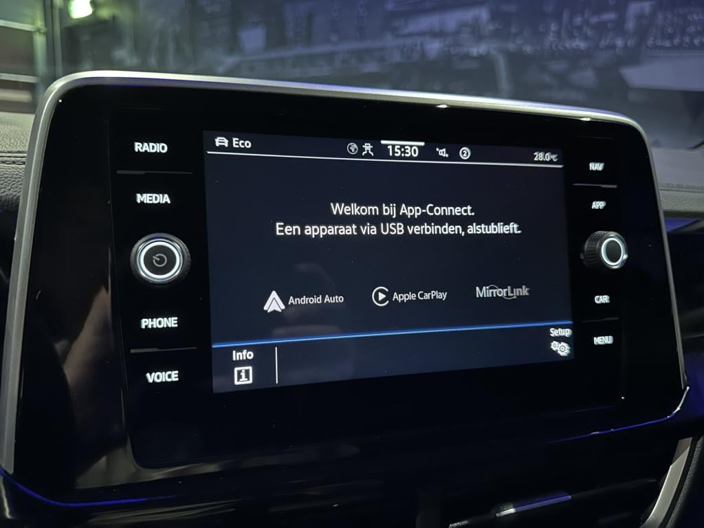 Volkswagen T-roc 1.5 tsi r-line *winterpack*keyless*achtercamera*trekhaak*