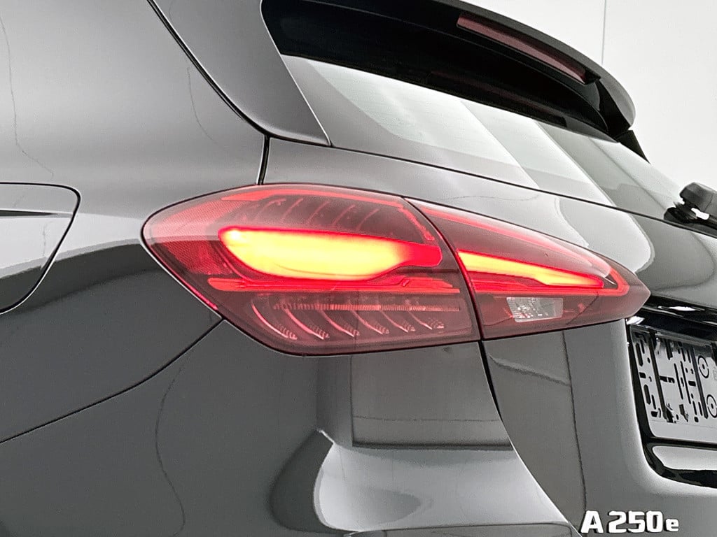 Mercedes-Benz A-Klasse 250 e business solution amg | parkeerpakket met acht