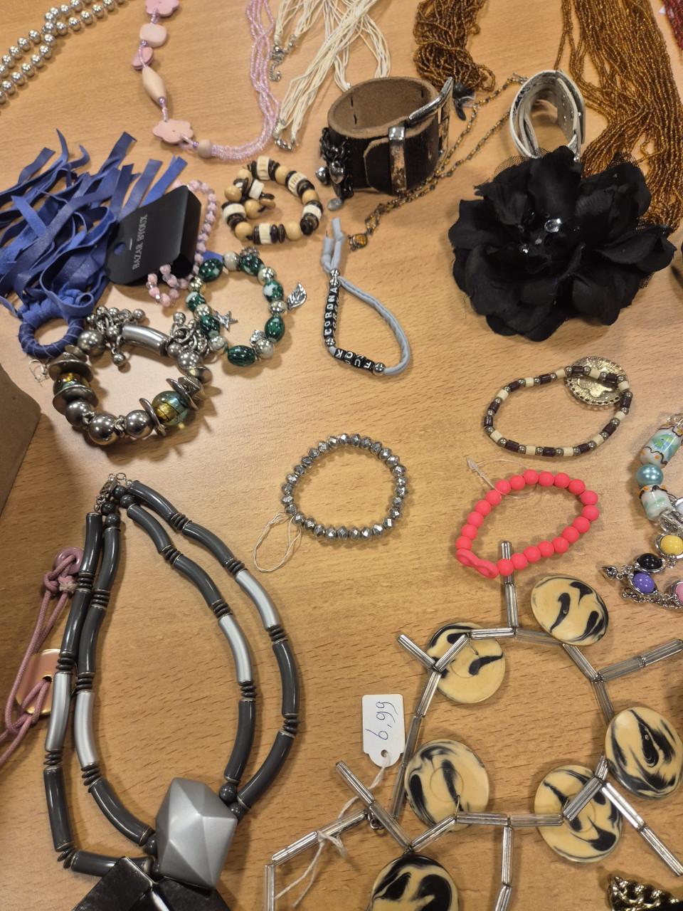 Partij van 100 riemen/sieraden/sjaals