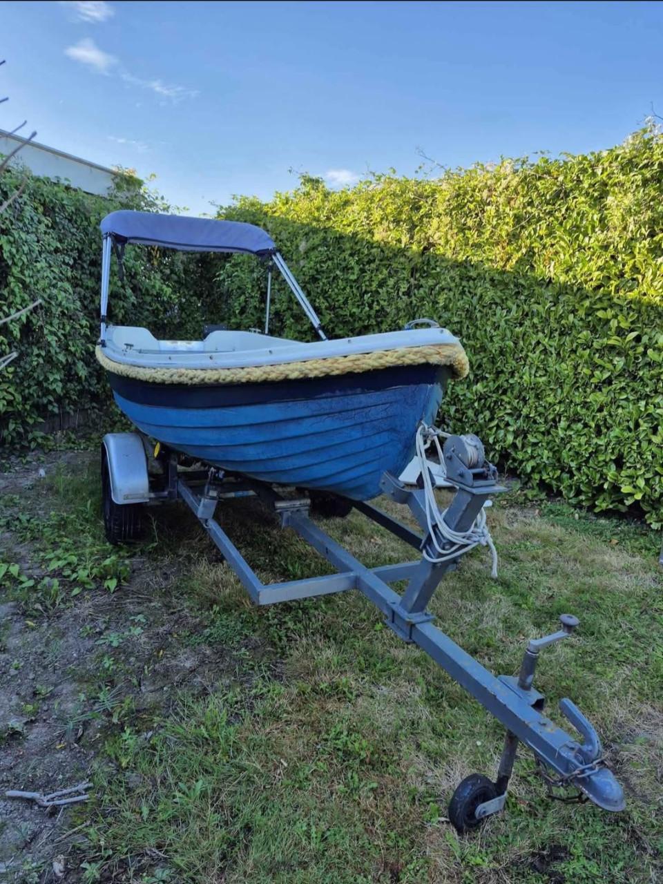 Leuke boot 420cm met 2 motoren en trailer