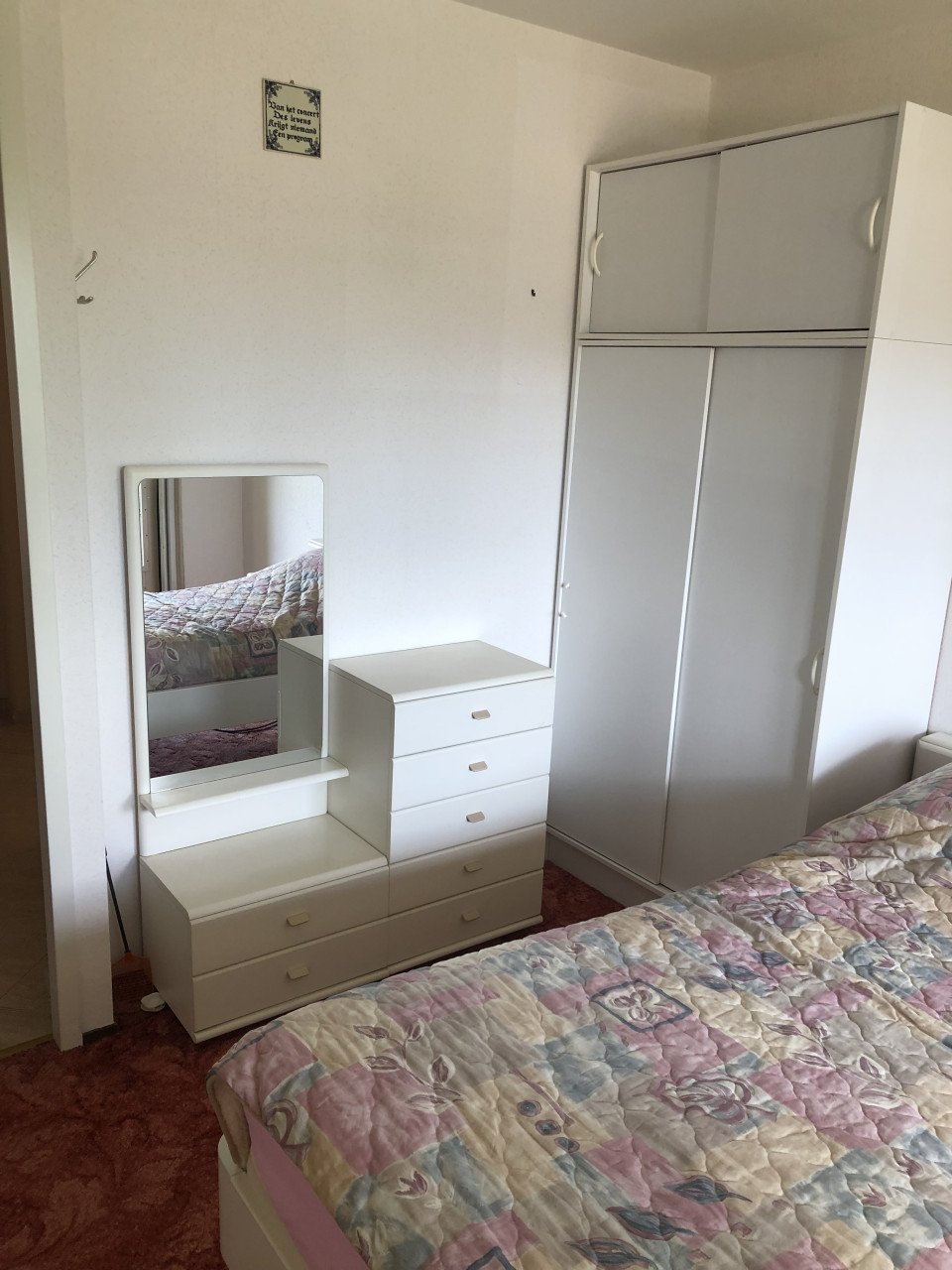 Hoofdboord met nachtkastje en toiletmeubel met spiegel