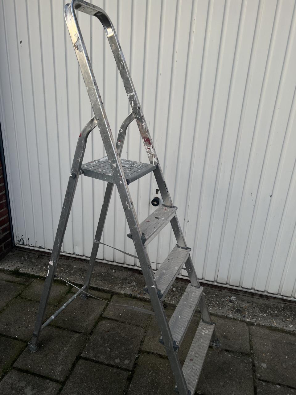 Huishoudtrap 5 treden Werkhoogte: 3,05 m Aantal sporten/treden: 5 Maximaa