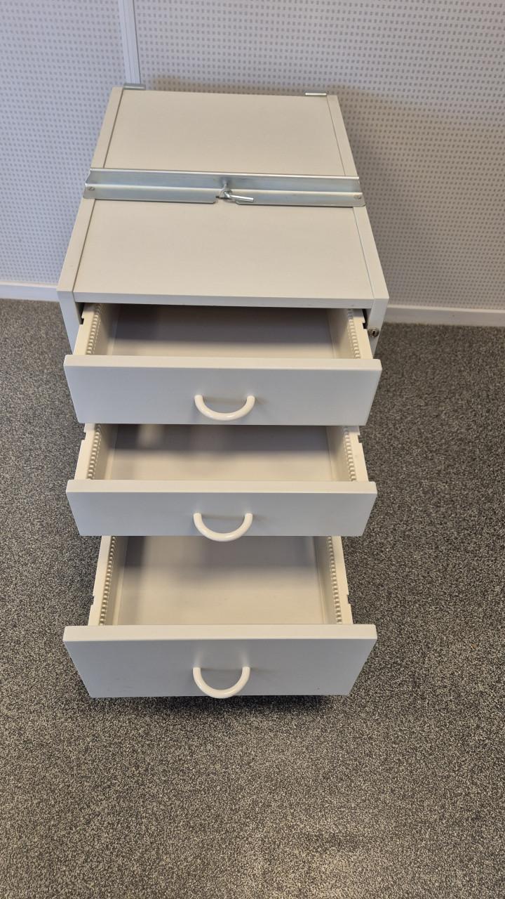 Kantoormeubelen bureau, ladekast, kast