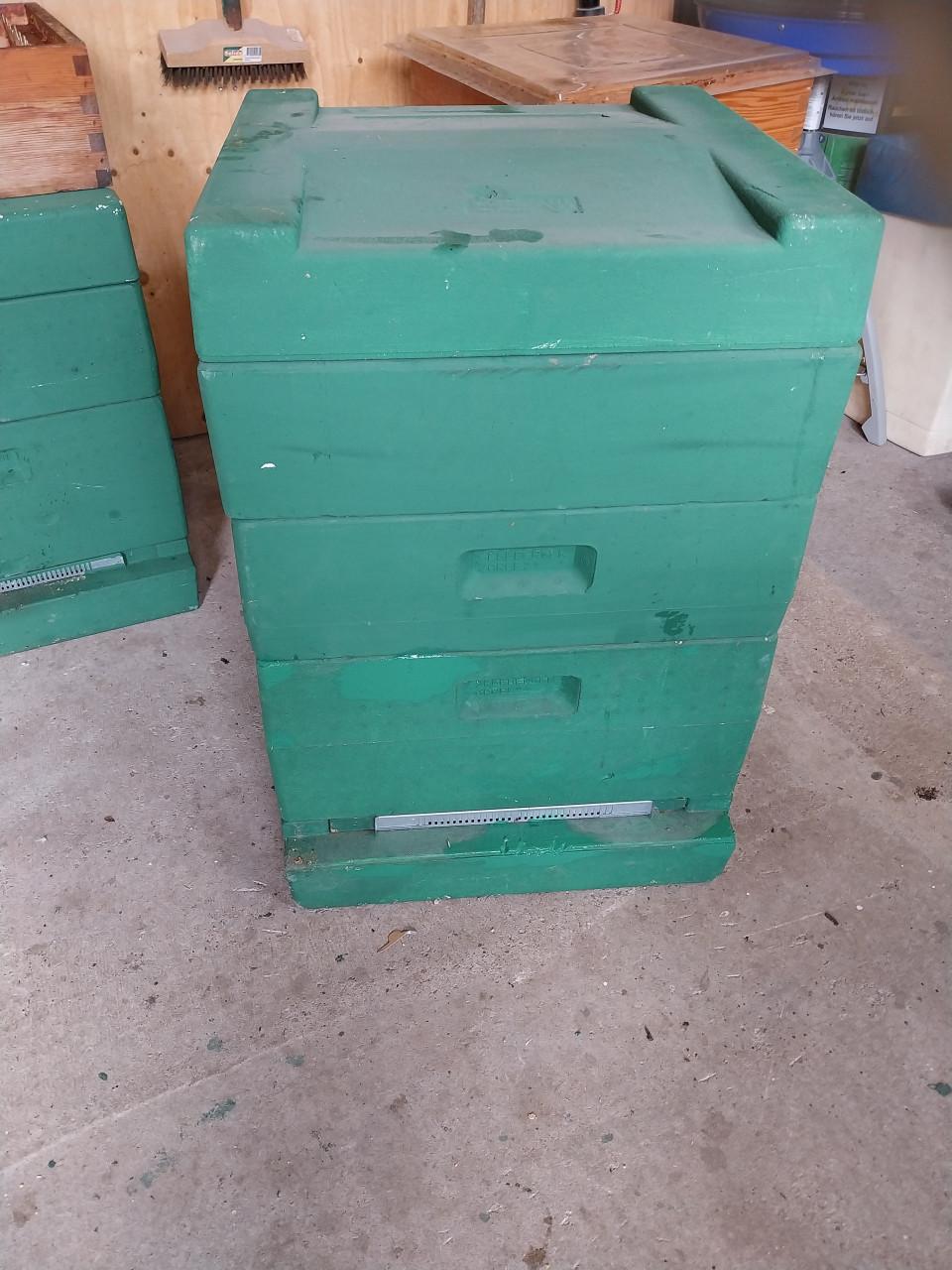 Te koop 2 x bijenkast kunstof