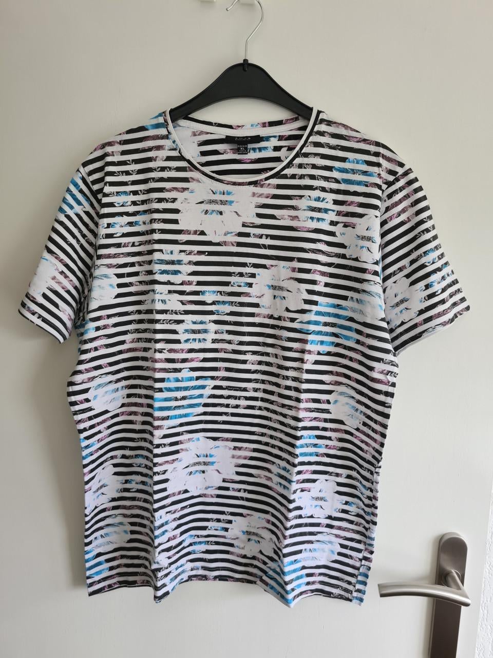 Smog wit, zwart gestreept met bloemen Tshirt  Maat XL