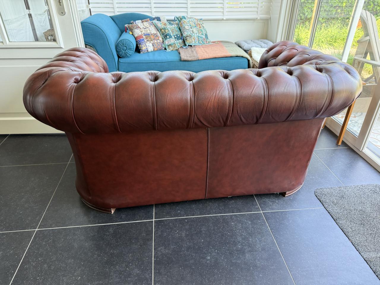 Originele Chesterfield 2-zits bank – nagenoeg nieuw