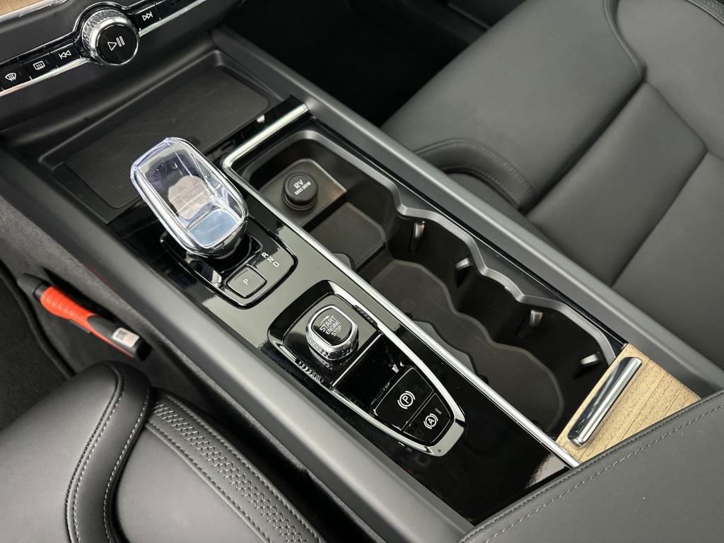 Volvo XC60 t6 398pk recharge ultra dark| luchtvering| 360camera| trekhaak