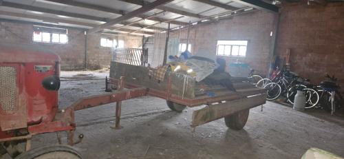 Hanomag tractor met platte kar