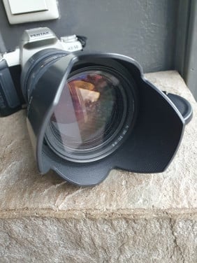 Mooie Pentax MZ 50 camera met heel grote tamron telezoomlens....
